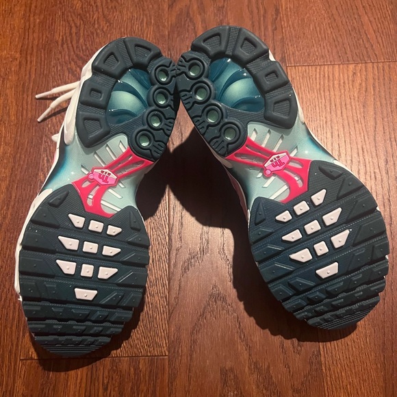 Nike Air Max Plus (GS) 4.5Y, New - Picture 3 of 11
